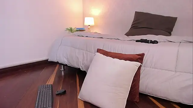 Caroline_dh live