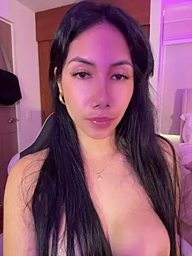ArianaReynoldss live