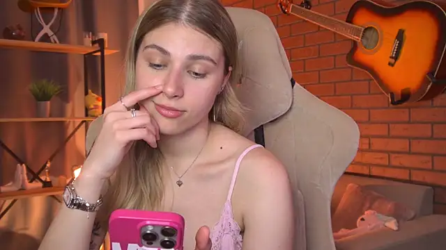 EllieCutes live