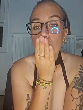 Lindsay_00off live