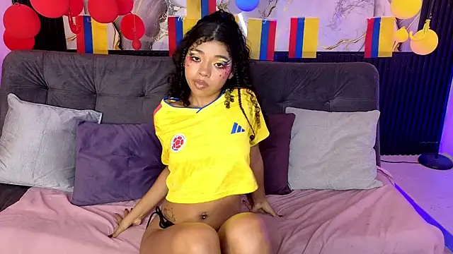 lucie_petite live