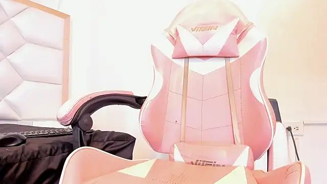 Ashley_Naiara live