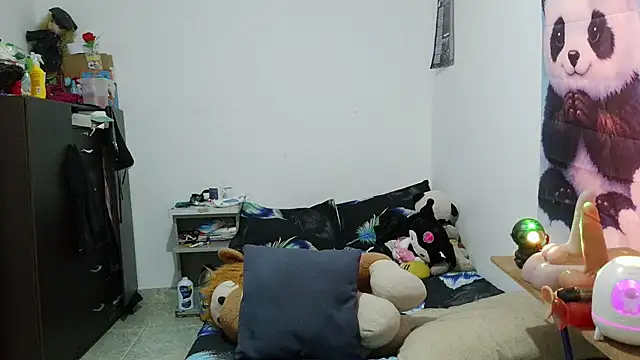 curly_greeneyed live