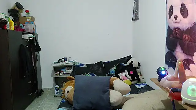 curly_greeneyed live