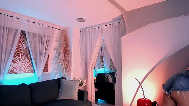 Nicolle_W live
