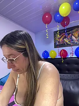 kaylaMinov_ live