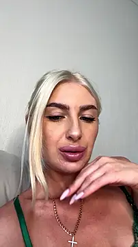 Mia_Roxie live