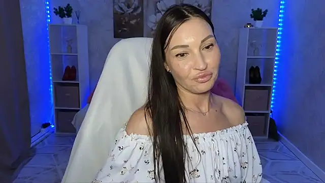 NikoleMills live