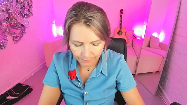 NicoleHitman live