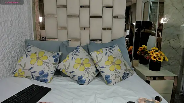chloe_rhoades live