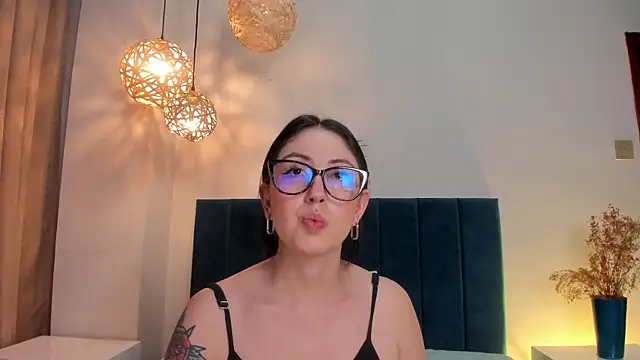 Emilywatsonn live