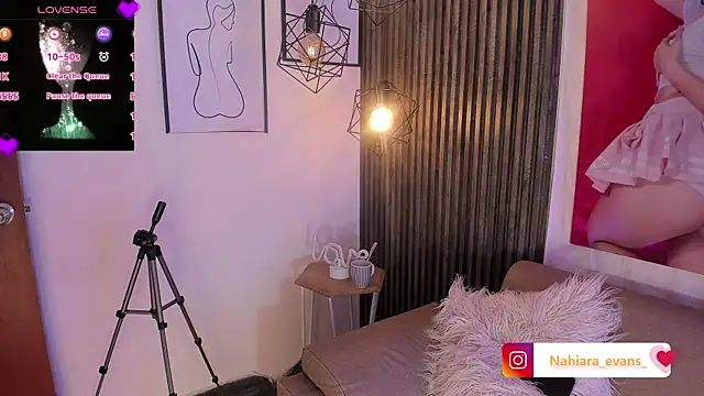 NahiaraEvans_ live