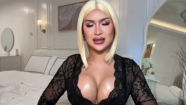 Your_Majesty_Tyra live